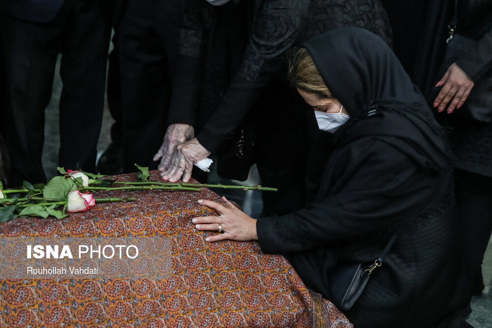 (تصاویر) همسر و فرزندان محمدرضا شجریان در مراسم وداع با پیکر استاد