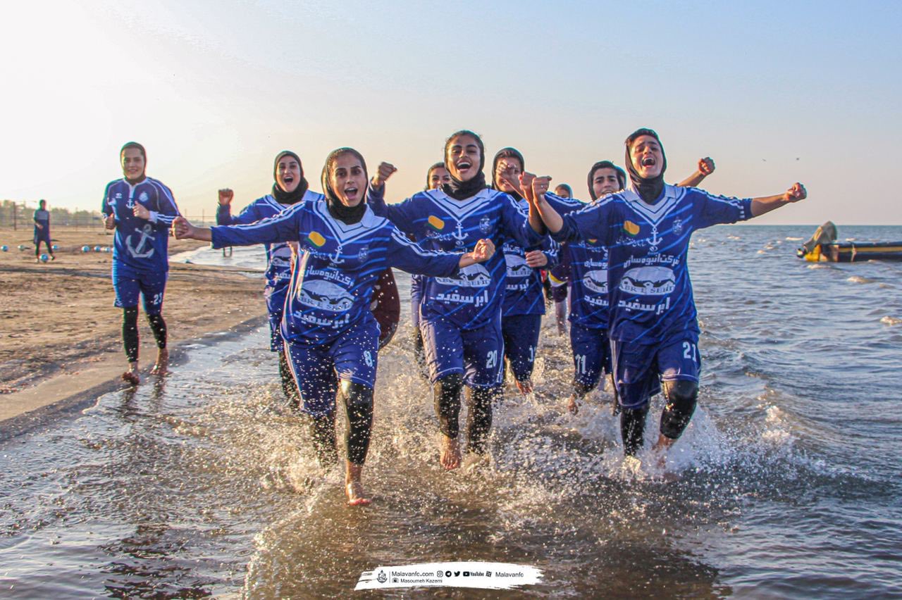 (عکس) تمرین دختران ملوان در دریا