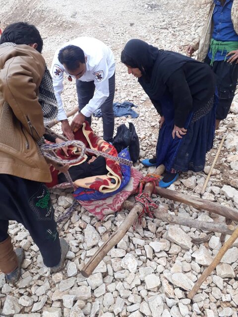 (تصاویر) نجات مادر باردار در مناطق صعب‌العبور ایذه