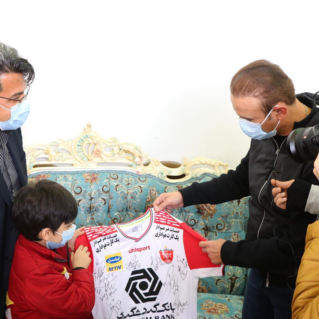 (عکس) تقدیم مدال یحیی گل‌محمدی به فرزند هوادار فقید پرسپولیس