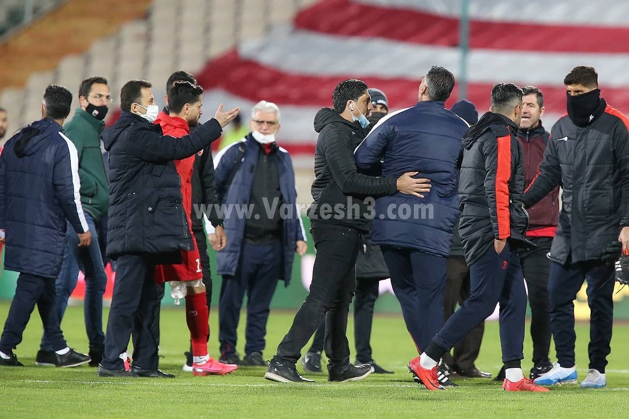 (عکس) جنجال هاشمینسب در پایان دیدار پرسپولیس و فولاد (عکس) جنجال هاشمینسب در پایان دیدار پرسپولیس و فولاد