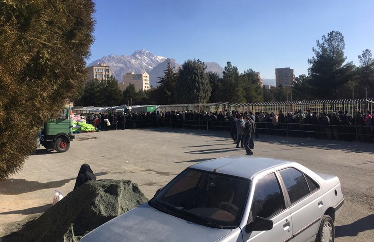 (تصویر) صف عجیب سبدکالا در کرمانشاه