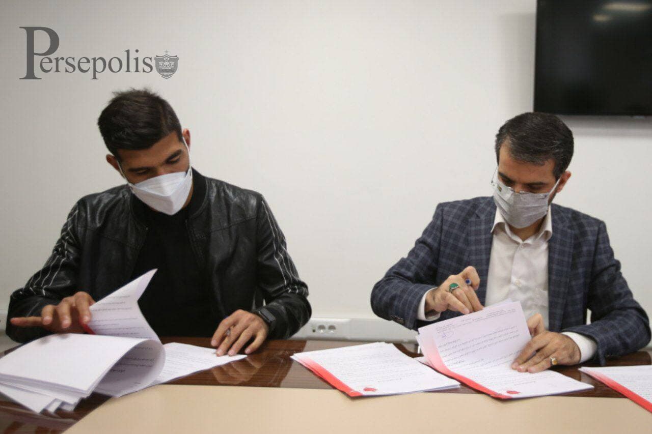 (عکس) پرسپولیس رسماً مهاجم جدید به خدمت گرفت