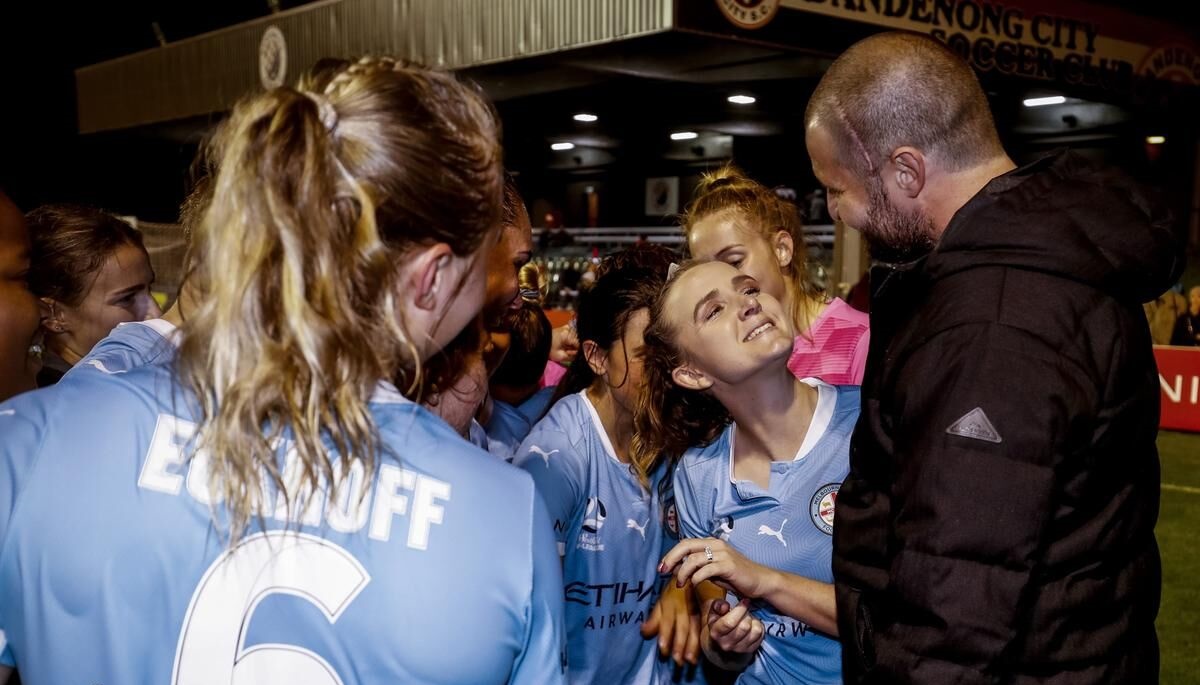 (عکس) ماجرای یک خواستگاری در زمین فوتبال