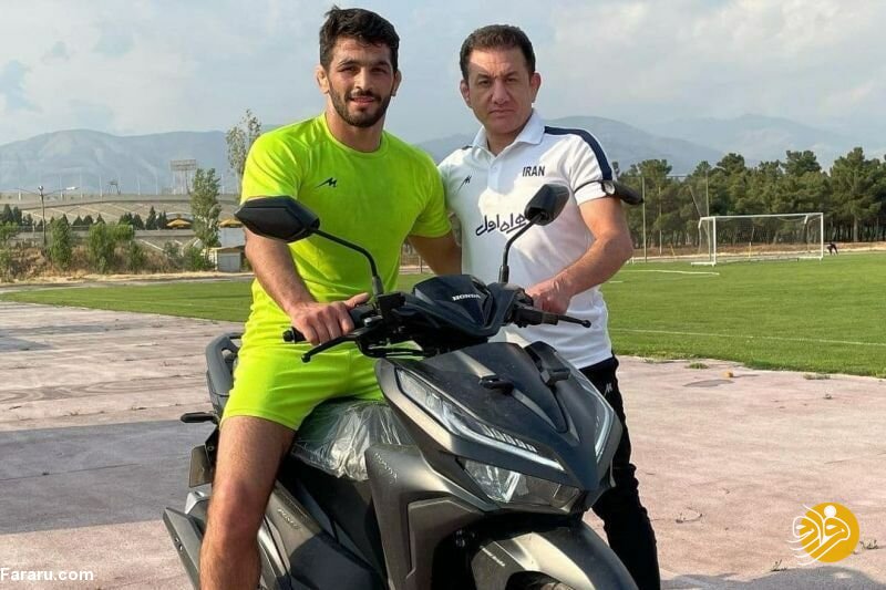 (عکس) حسن یزدانی موتورسوار شد