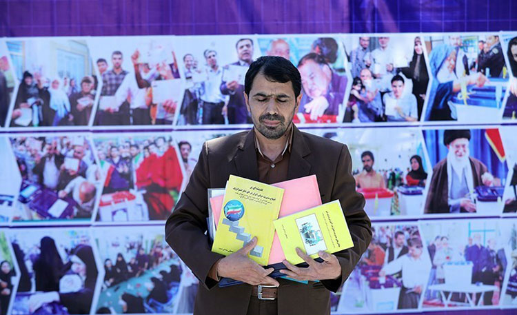 (تصاویر) احمدی‌نژاد جدید با کت قرمز آمد