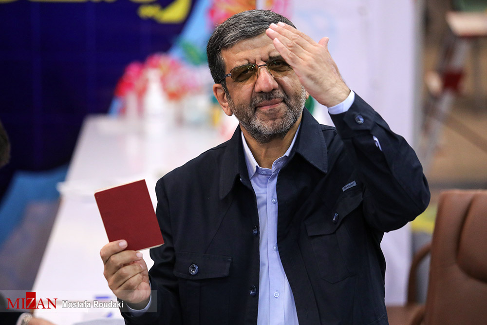 ضرغامی شناسنامه‌اش را نشان نداد!