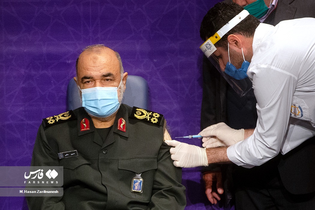 (عکس) تزریق واکسن نورا به فرمانده کل سپاه