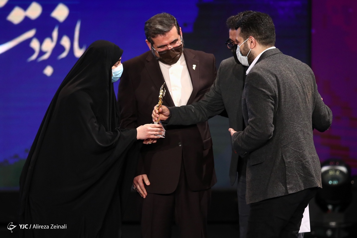 (تصاویر) دختر سردار سلیمانی در اختتامیه جشنواره فجر