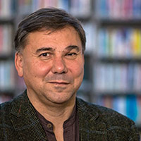 همه ما در دنیای ولادیمیر پوتین در حال زندگی هستیم/ دوران نظم اروپایی پس از جنگ سرد به پایان رسیده و دیگر معنایی ندارد/ این جنگ شخص پوتین است؛ او از نسلی از امنیتی‌های روسیه است که هرگز نتوانستند خود با شکست مسکو در جنگ سرد آشتی دهند/ پوتین و امنیتی‌های اطراف‌اش علاقه‌ای به نوشتن آینده ندارند تنها قصدشان بازنویسی گذشته است/ تحرکات آقای پوتین در اوکراین رژیم‌عدم اشاعه تسلیحات هسته‌ای جهان را به خطر می‌اندازد ////ترجمه آقای اعتضاد