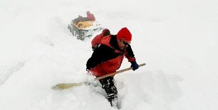 (تصاویر) عملیات نفس‌گیر نجات زن باردار از برف ۲ متری