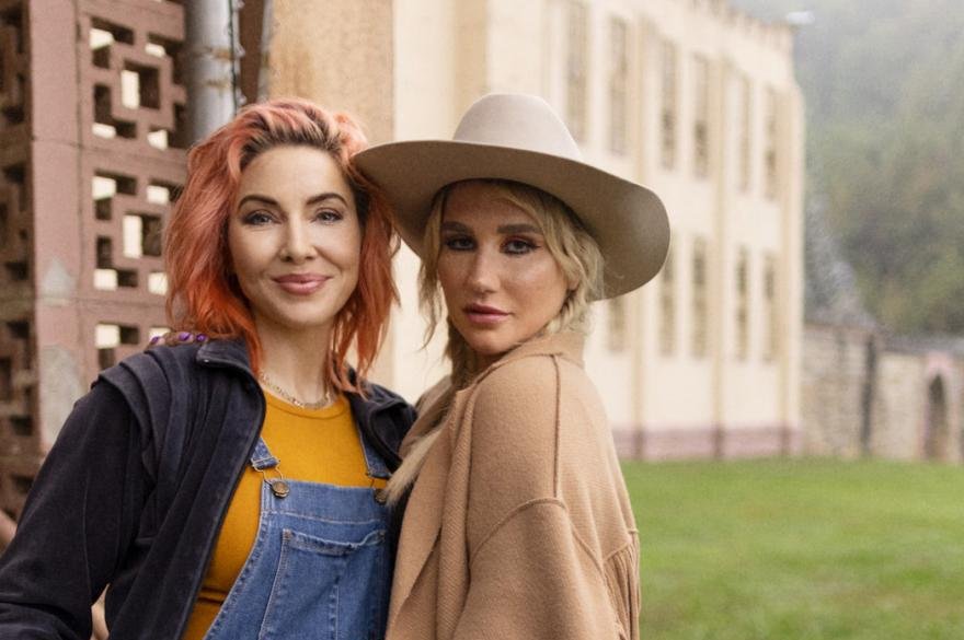 برنامۀ تلویزیونی «احضار کشا»؛ ستارۀ پاپ در جستجوی مکان‌های جن‌زده