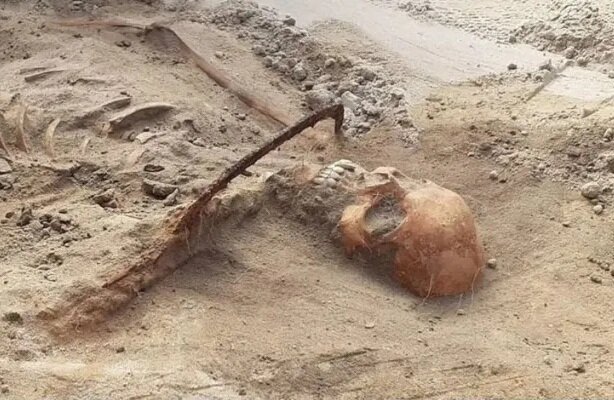 تصاویر ترسناک از کشف بقایای یک زن خون‌ آشام