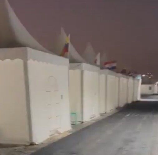 (عکس) نارضایتی هواداران از اقامت در چادر‌های ۴۲۴ دلاری قطر