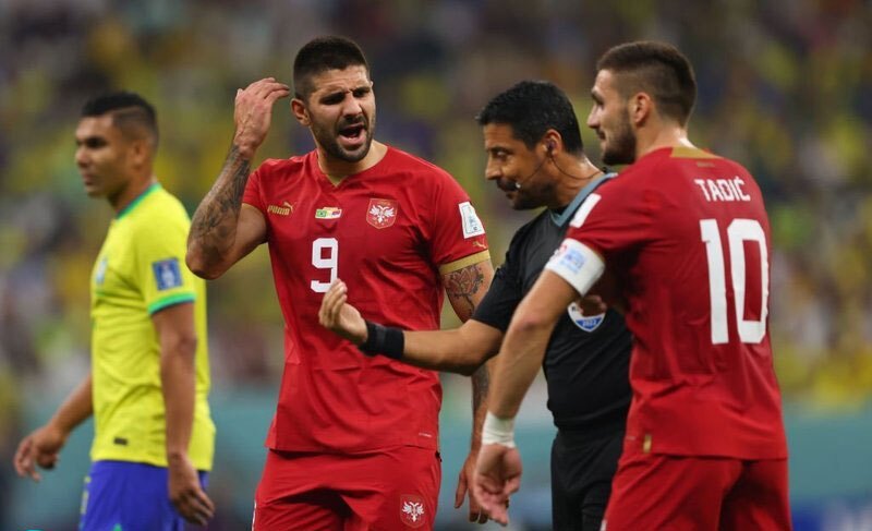 (تصویر) علیرضا فغانی و تیم داوری ایرانی در بازی برزیل و صربستان