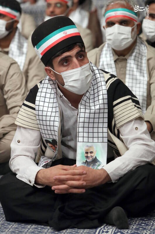(عکس) لباس خاص یک بسیجی در دیدار با رهبر انقلاب