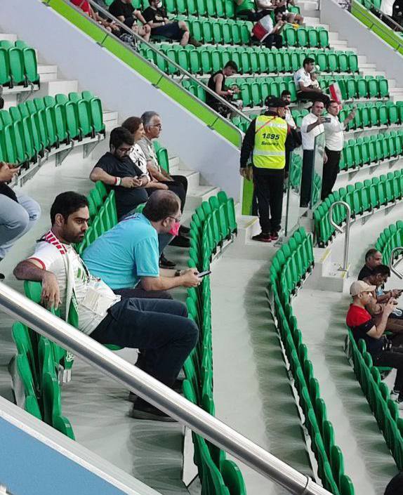 (تصویر) مجری شبکه افق پس از شکست ایران در ورزشگاه