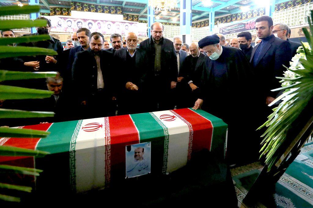 (عکس) خداحافظی رئیس جمهور و هیات دولت با پیکر رستم قاسمی