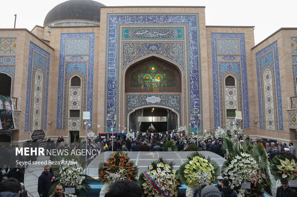(عکس) تاج گل جمهوری آذربایجان برای یادبود رستم قاسمی