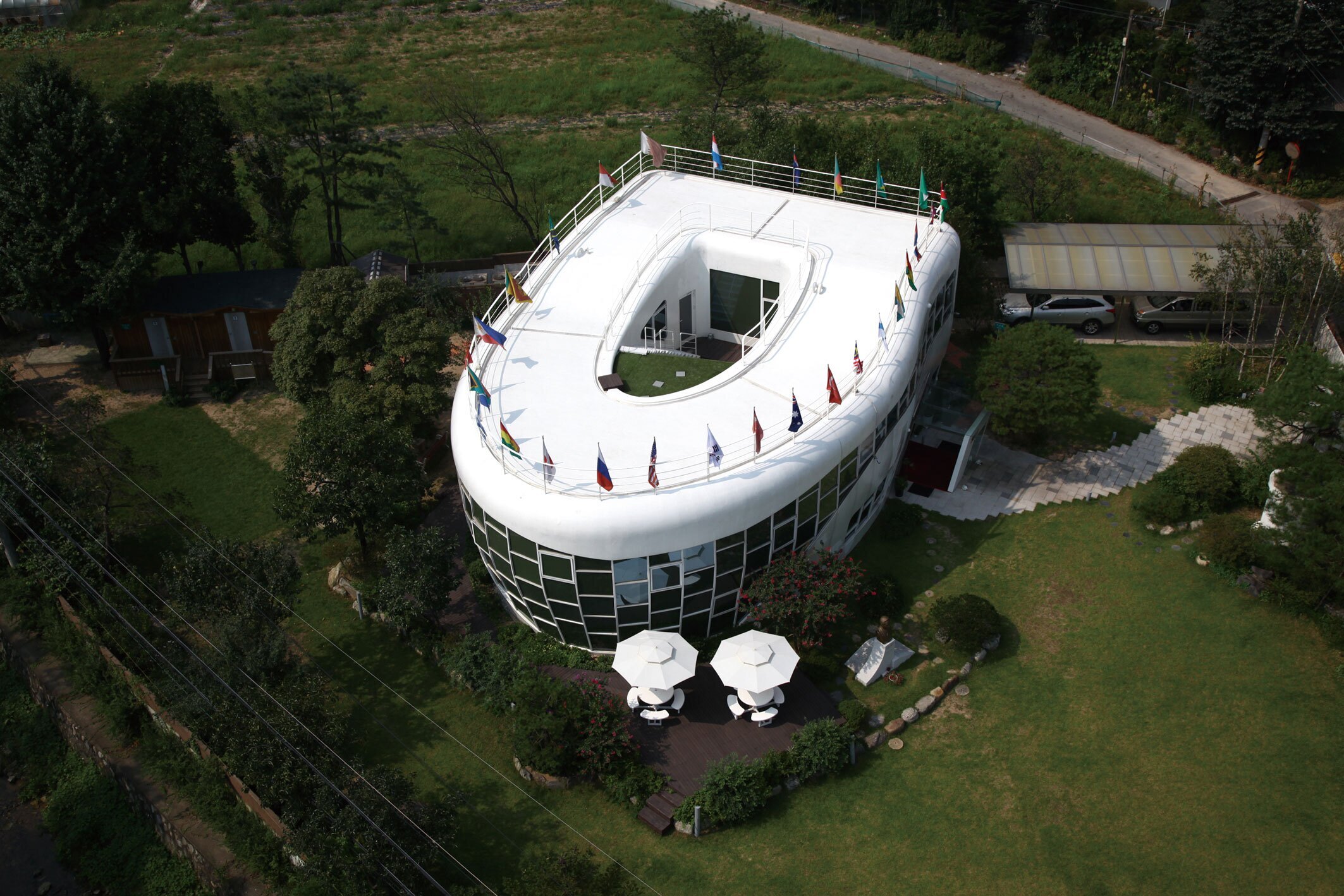 تصاویر عجیب‌ترین خانه‌های دنیا؛ از خانه توالتی تا قلعه حبابی