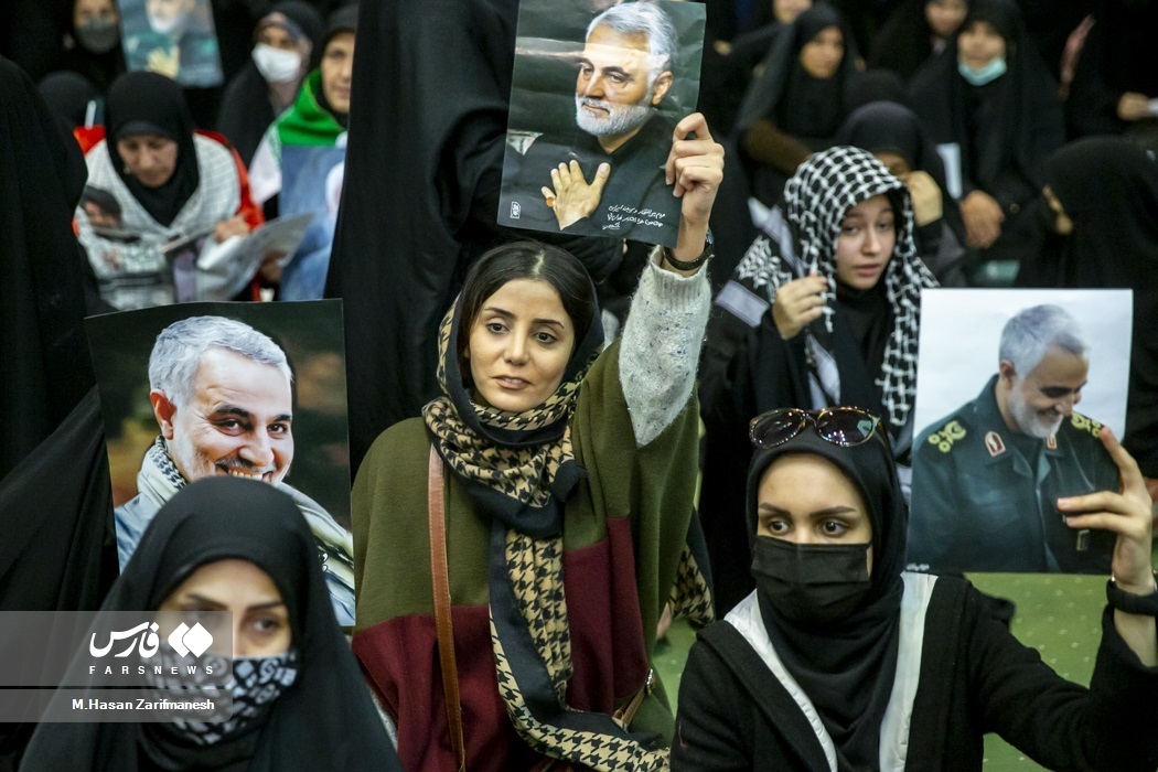 (تصاویر) زنانی با روسری‌های جالب در مراسم سردار سلیمانی