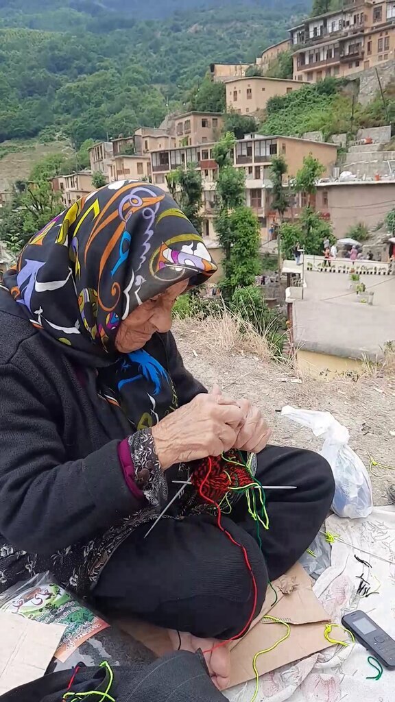 (ویدئو) اولین بار ناصرالدین شاه جوراب را وارد ایران کرد/ در این نقاط جوراب‌بافی سنتی رواج دارد