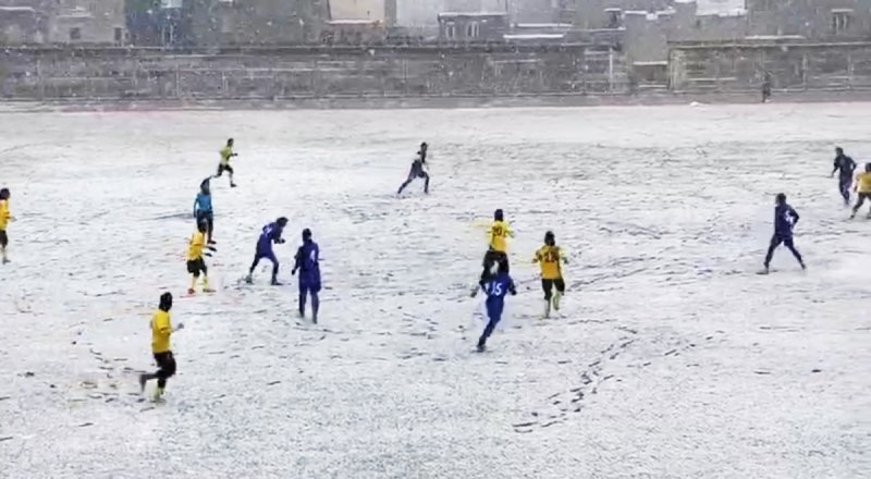 (عکس) برگزاری مسابقه فوتبال بانوان در برف