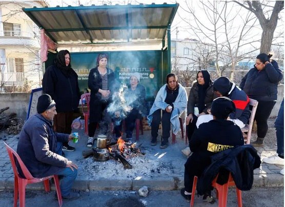 چگونه واکنش اردوغان به زلزله برند او را لکه دار کرد؟ / لکه دار شدن برند اردوغان با واکنش اش به زلزله/ چگونه واکنش اردوغان به زلزله وجهه او را خدشه دار کرد؟ / اردوغان قضا و قدر و «طراحی سرنوشت» را عامل زلزله می‌داند/ زلزله ترکیه «دولت بابا» اردوغان را به لرزه درآورده است/ خشم بازماندگان زلزله ترکیه علیه دولت پدرانه اردوغان//ترجمه
