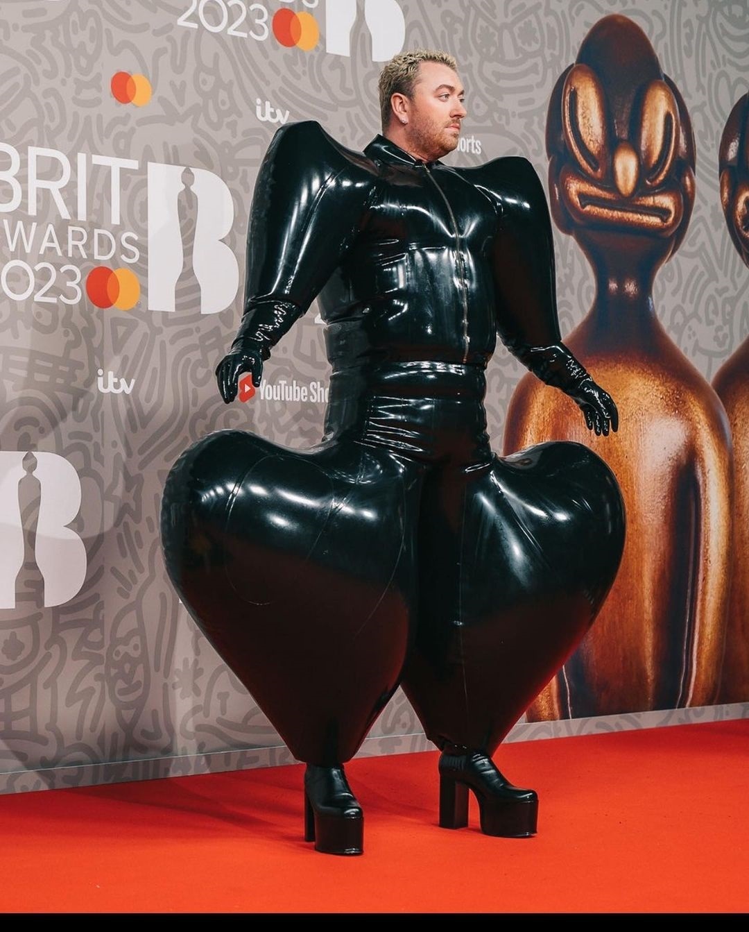 (عکس) استایل عجیب خواننده معروف همه را شوکه کرد!