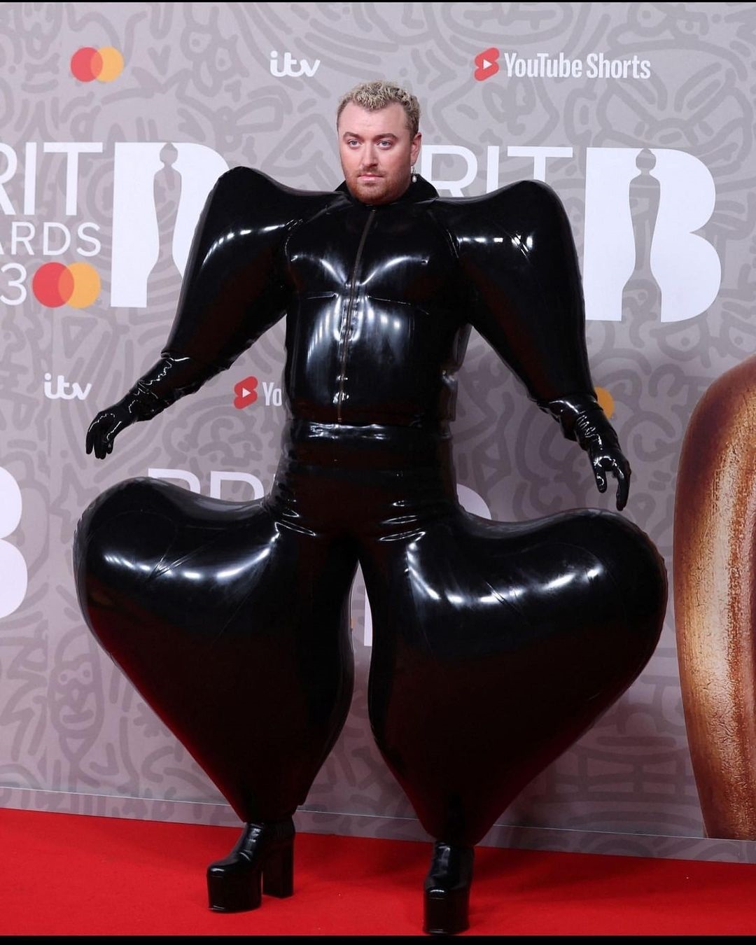 (عکس) استایل عجیب خواننده معروف همه را شوکه کرد!