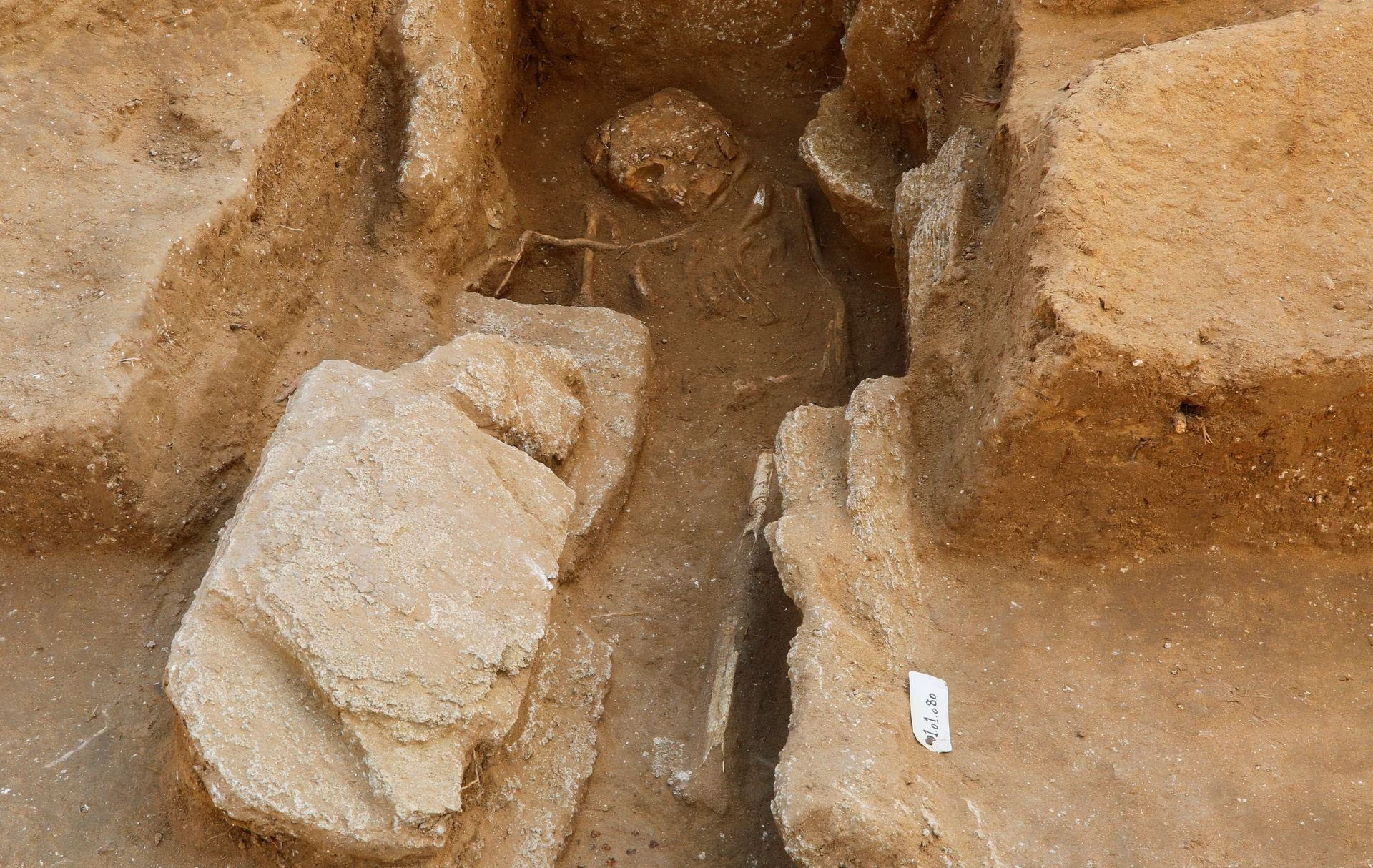 (تصاویر) کشف تابوت سربی ۲ هزارساله در غزه