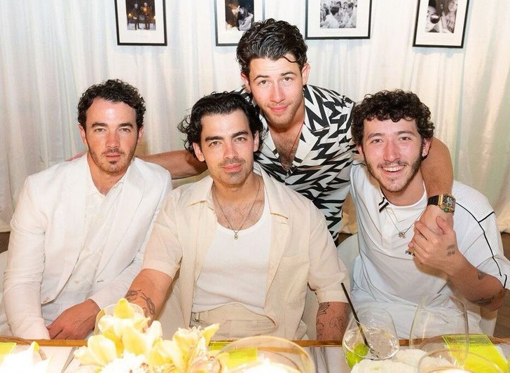 (تصاویر) سلبریتی‌های هالیوودی که رابطه ویژه‌ای با خواهر و برادر خود دارند