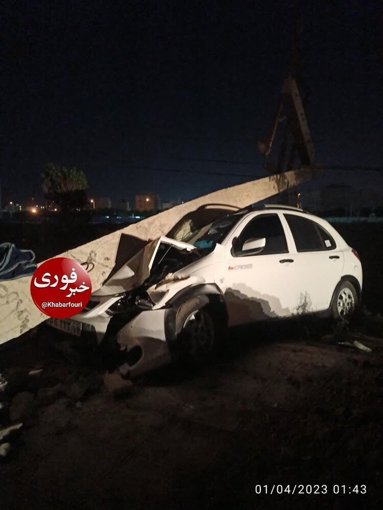 (تصویر) سقوط تیر چراغ برق به علت پوسیدگی به روی خودرو کوییک