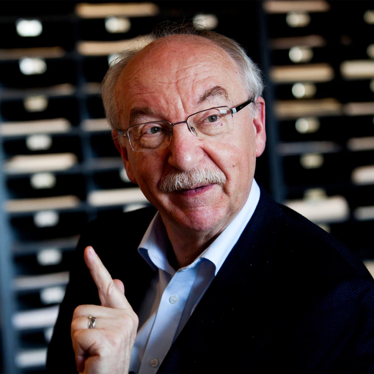 چگونه هوش مصنوعی و الگوریتم‌ها زندگی ما را تغییر می‌دهند؟ / مراقب باشیم شرکت‌های فناوری الگوریتم‌های جعبه سیاه را که بخش‌هایی از زندگی ما را تعیین می‌کنند نفروشند/ خطر متمایل شدن ترازو به سوی سیستم‌های خودکامه توسط فناوری دیجیتال/ فناوری دیجیتال و هوش مصنوعی کنترل را از ما سلب می‌کنند//ترجمه