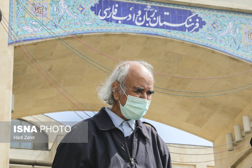 (عکس) شفیعی‌کدکنی در آغوش حدادعادل در مراسم وداع