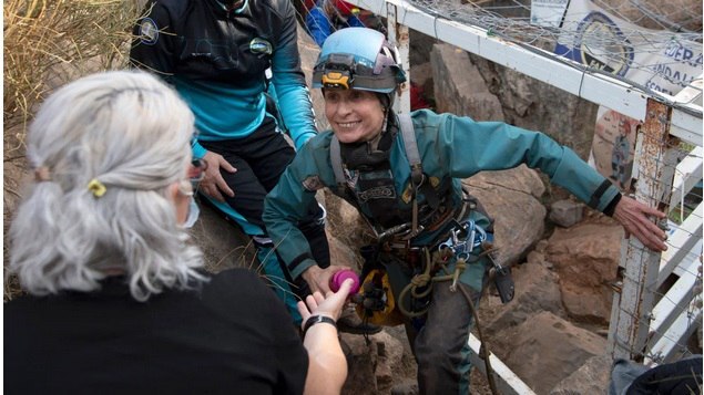 او ۵۰۰ روز را تنها در یک غار برای آزمایش انسانی گذراند، اما کتاب اش را تمام نکرد/ زنی که ۵۰۰ روز را تنها در غار گذراند/ زنی که رکورد جهانی طولانی‌ترین زمان گذراندن در غار را شکست/ تجربه زنی که ۵۰۰ روز را در غار گذراند//ترجمه