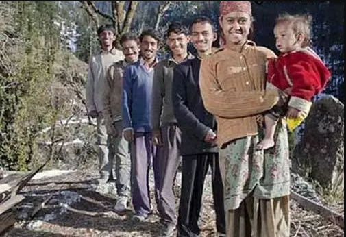عکسِ زنی که هم زمان پنج شوهر دارد