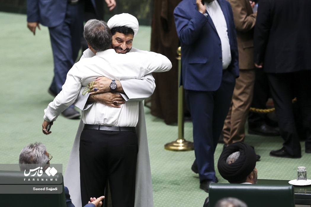 (تصاویر) شادی نماینده مجلس از رای «عدم اعتماد» به وزیر صمت
