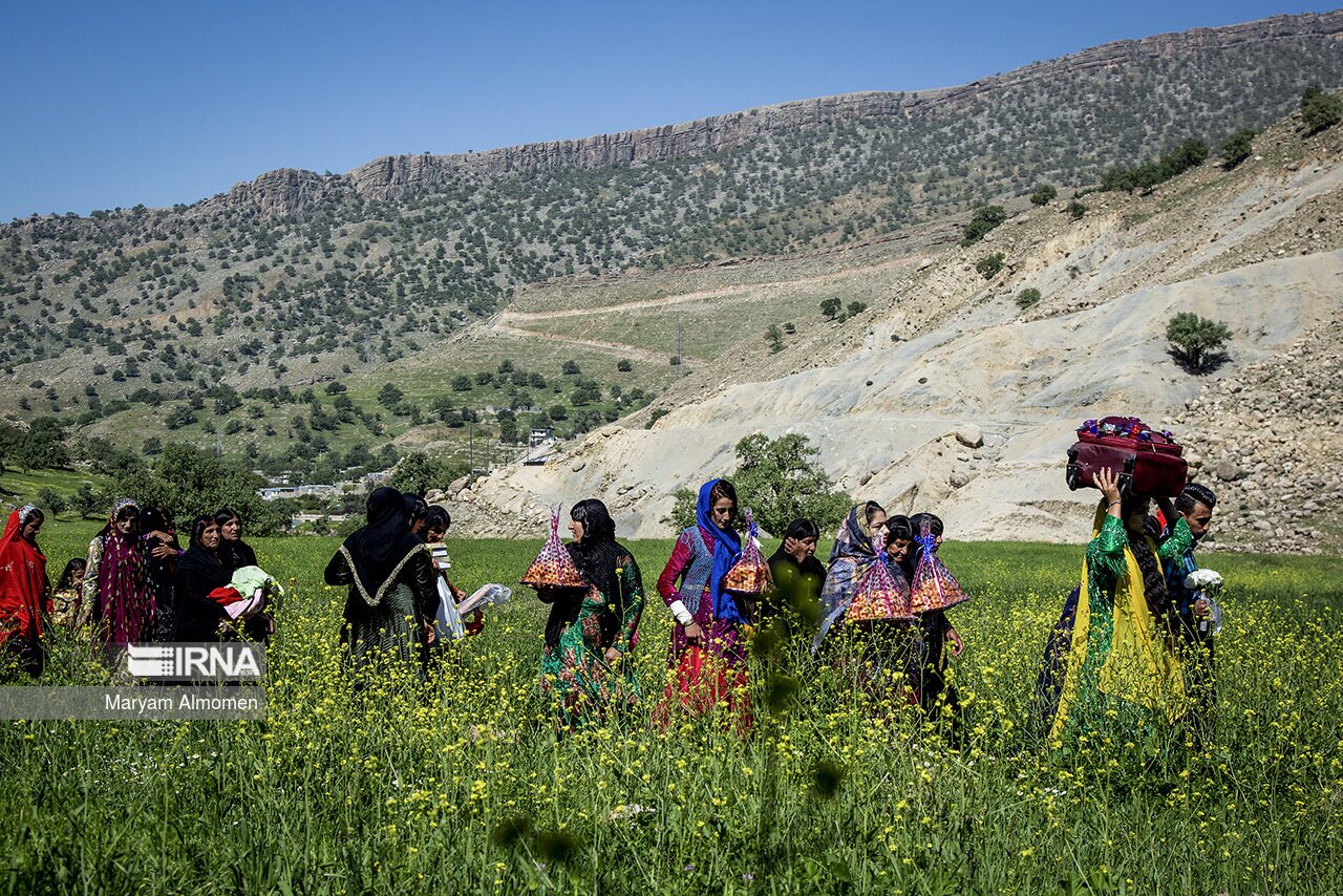 (تصاویر) آیین دست بوسون عروسی بختیاری (تصاویر) آیین دست بوسون عروسی بختیاری