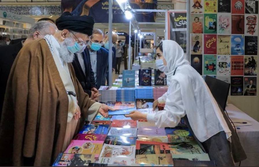 عکس پربازدید از گفتگوی رهبری در نمایشگاه کتاب