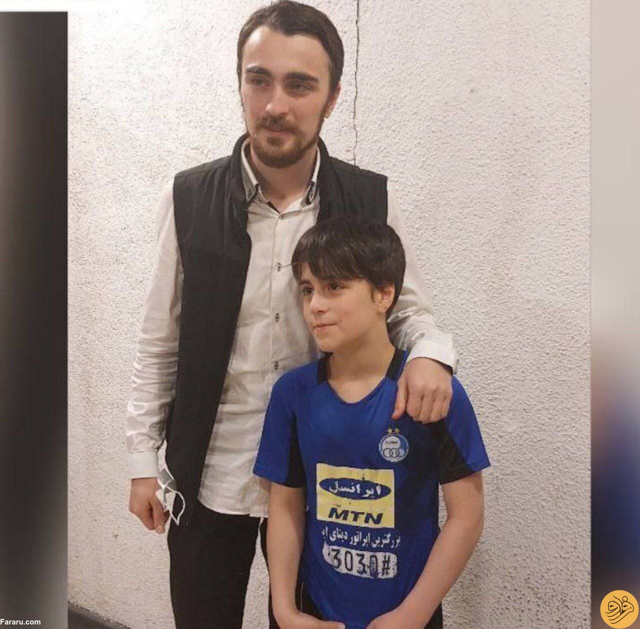 (عکس) پوشش متفاوت و خاص احمد خمینی در ورزشگاه آزادی