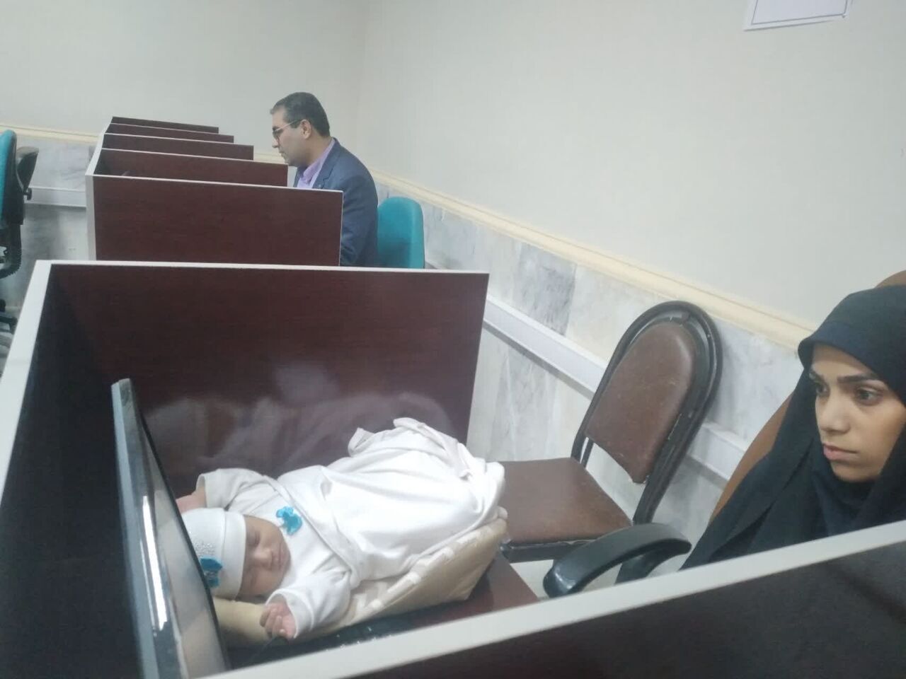 (تصاویر) امتحان دانشگاه مادر جوان همراه با نوزاد یک ماهه