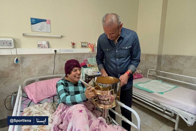 (تصاویر) یحیی با جام به دیدار هوادار معلول پرسپولیسی رفت