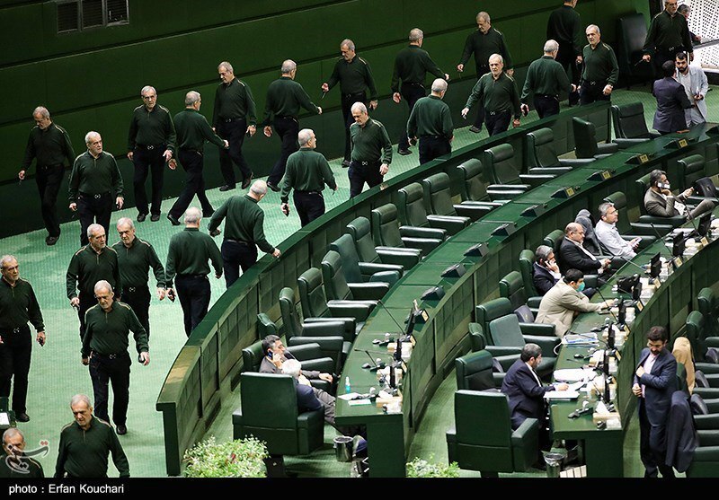 تصاویر عجیب از صحن علنی مجلس