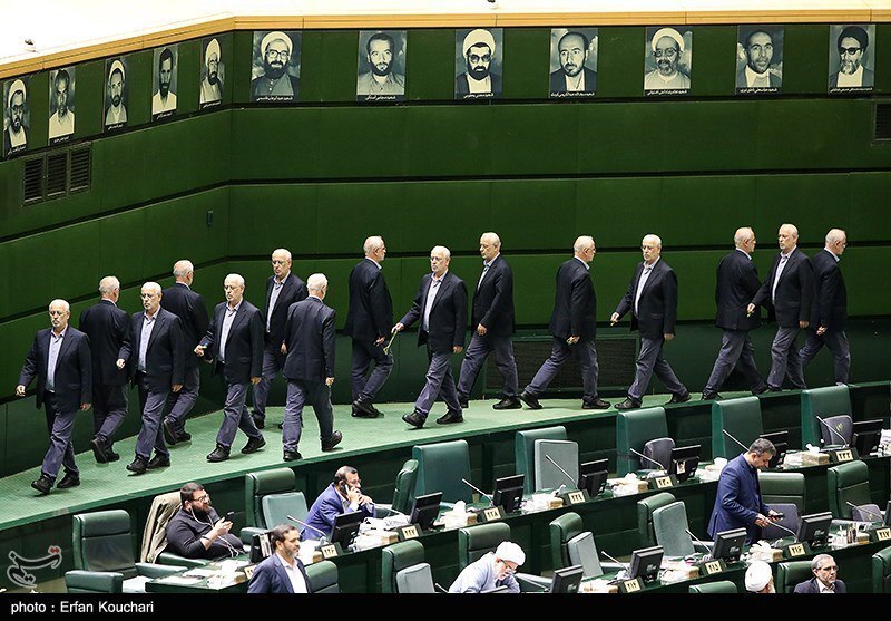 تصاویر عجیب از صحن علنی مجلس