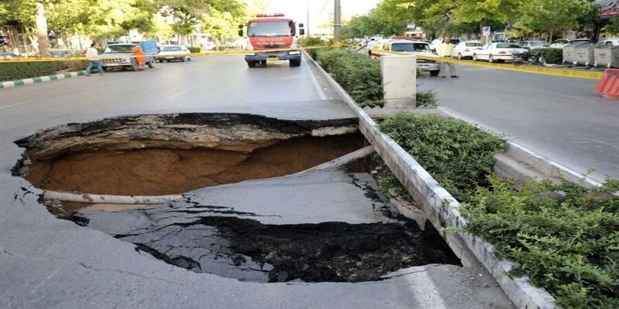 (عکس) دهن باز کردن هولناک زمین در اتوبان آقابابایی