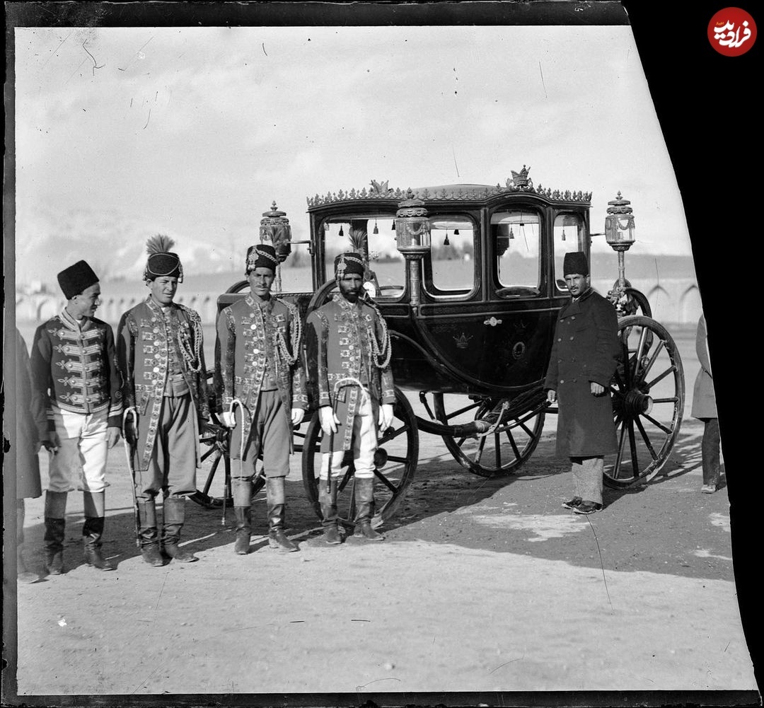 (عکس) کالسکه حیرت انگیز ناصرالدین شاه به همراه خدمه؛ 140 سال قبل