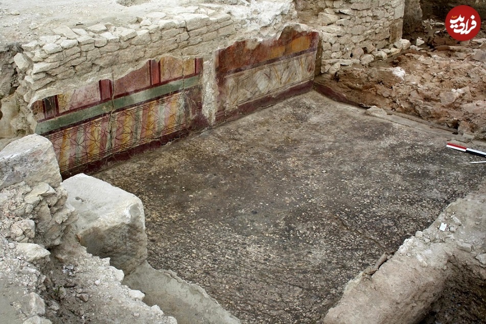 (تصاویر) کشف یک خانۀ ۲ هزارساله و پر از «نقاشی» در زیر کارخانۀ بلورسازی