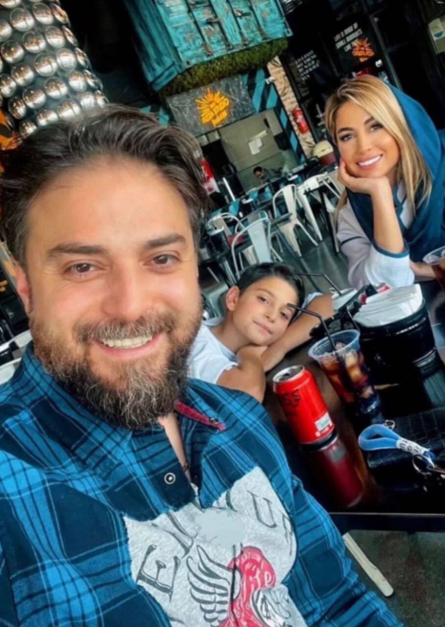 (تصویر) سلفی پر از لبخند بابک جهانبخش در کنار همسر و فرزندش
