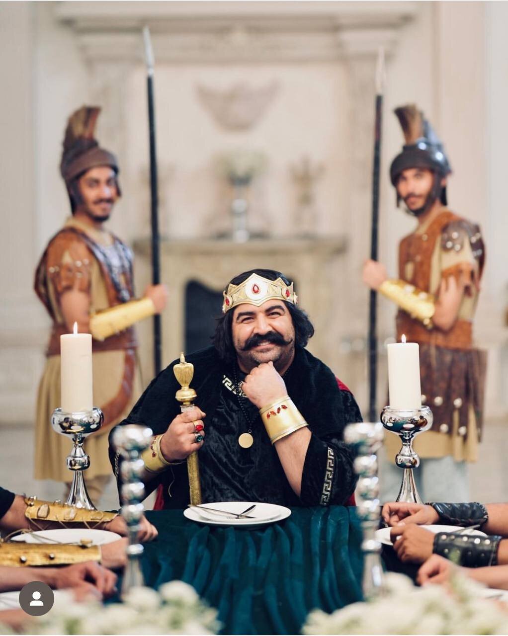 (تصویر) بهنام بانی تاج بر سر گذاشت؛ رونمایی از استایل رومی!